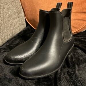 Black women’s rain boots. Size 7 EUC.